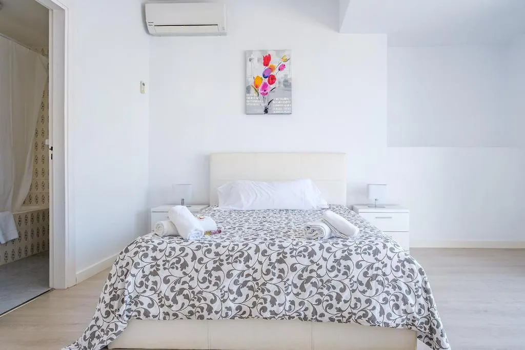 Jacaranda Apartments & Studios Es Canar  Spain